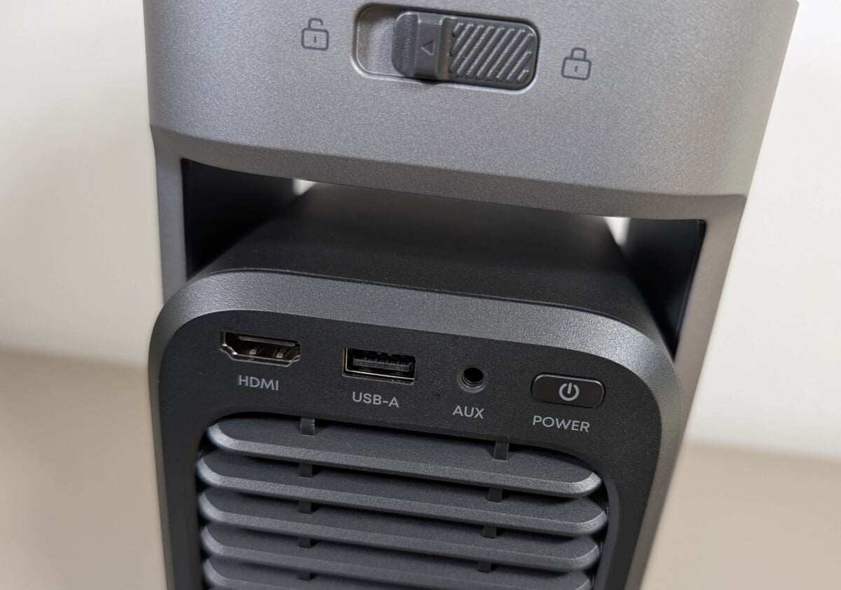 Anker Nebula P1 puertos